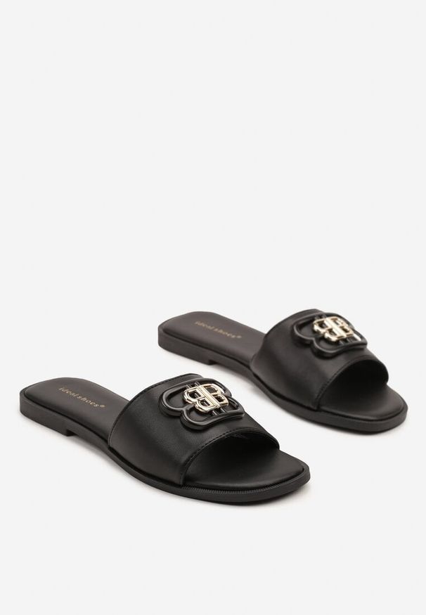 Born2be - Czarne Klapki z Metaliczną Ozdobą Roniqia. Okazja: na co dzień. Kolor: czarny. Wzór: aplikacja. Styl: elegancki, casual