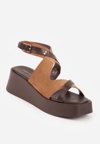 Renee - Brązowe Sandały na Platformie i Koturnie z Geometryczną Cholewką i Nitami Amanome. Zapięcie: sprzączka. Kolor: brązowy. Wzór: geometria. Sezon: wiosna, lato. Obcas: na koturnie #5