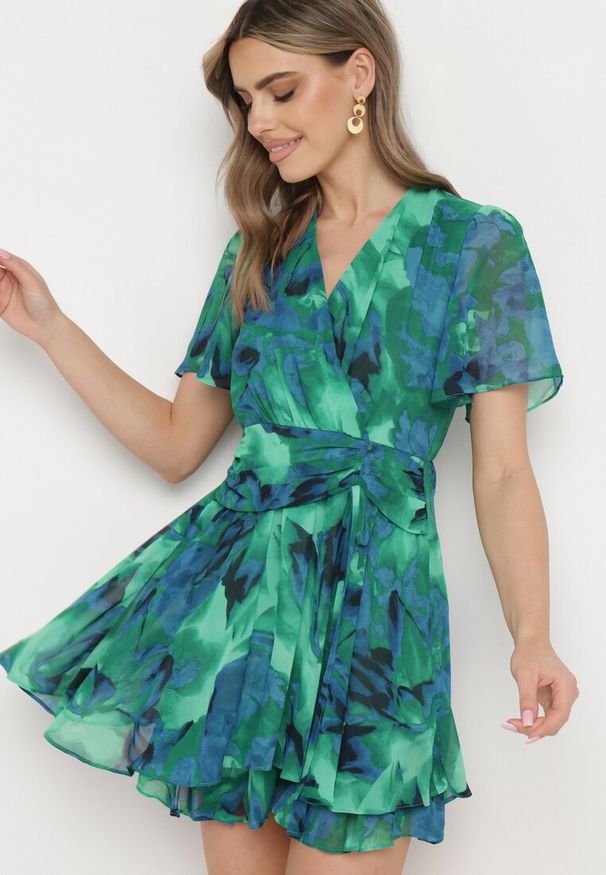 Born2be - Zielono-Niebieska Rozkloszowana Sukienka z Kopertowym Dekoltem i Gumką w Talii Pannestra. Okazja: na co dzień. Typ kołnierza: dekolt kopertowy. Kolor: zielony. Materiał: jeans. Długość rękawa: krótki rękaw. Typ sukienki: kopertowe. Styl: wizytowy, casual, elegancki