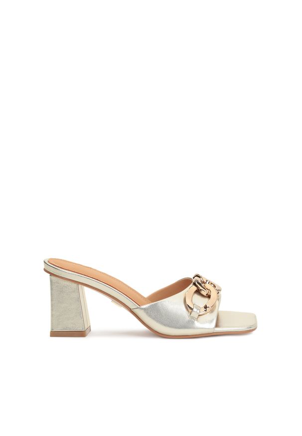 Kazar - Eleganckie złote klapki na wygodnym obcasie. Kolor: złoty. Materiał: skóra. Wzór: gładki, aplikacja. Obcas: na obcasie. Styl: elegancki. Wysokość obcasa: średni