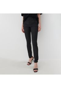 Mohito - Woskowane jeansy skinny push up - Czarny. Kolor: czarny #1