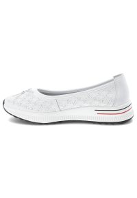 Półbuty damskie Filippo, cholewka ze skóry naturalnej perforowanej wsuwany fason z zabudowanym przodem na lekkiej podeszwie, białe, DP6718/26. Kolor: biały. Materiał: skóra. Szerokość cholewki: normalna #7