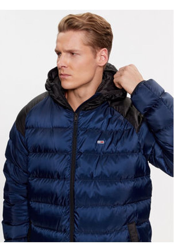 Tommy Jeans Kurtka puchowa DM0DM17233 Granatowy Regular Fit. Kolor: niebieski. Materiał: syntetyk