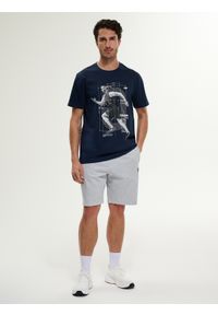 4f - 4F T-shirt regular z nadrukiem męski - niebieski L. Okazja: na co dzień. Kolor: niebieski. Materiał: jeans, dresówka, bawełna, dzianina. Wzór: nadruk. Styl: casual, klasyczny #2