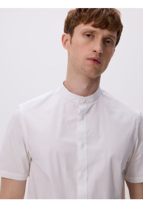 Reserved - Koszula slim fit ze stójką - biały. Typ kołnierza: kołnierzyk stójkowy. Kolor: biały. Materiał: bawełna, tkanina