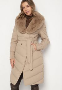 Born2be - Beżowa Elegancka Kurtka z Pikowanymi Przeszyciami i Futrzanym Kołnierzem Gallea. Okazja: na spacer, na co dzień. Kolor: beżowy. Materiał: futro. Sezon: zima. Styl: elegancki #1