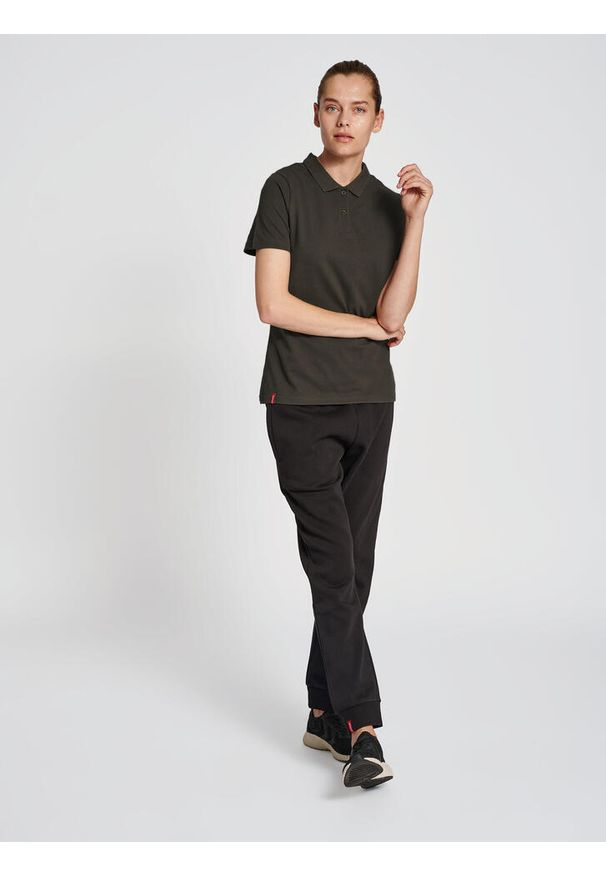 Damska koszulka polo Hummel Red Classic. Typ kołnierza: polo. Kolor: wielokolorowy, szary, czarny, zielony. Materiał: tkanina, bawełna. Styl: sportowy