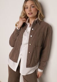 Born2be - Brązowa Bawełniana Kurtka Jeansowa o Koszulowym Kroju z Kieszeniami Senryss. Okazja: na co dzień. Kolor: brązowy. Materiał: jeans, bawełna. Styl: casual #1