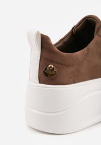 Renee - Ciemnobeżowe Sneakersy VICES na Platformie z Metaliczną Aplikacją i Napisem Beli. Okazja: na co dzień. Kolor: beżowy. Szerokość cholewki: normalna. Wzór: aplikacja, napisy. Obcas: na platformie #8