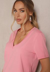Renee - Różowy T-shirt z Bawełny z Dekoltem w Serek Nindriela. Typ kołnierza: dekolt w serek. Kolor: różowy. Materiał: bawełna