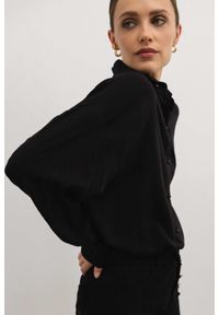 Marsala - Koszula o prostym kroju w kolorze BLACK - DOT STYLE-S/M. Okazja: do pracy, na spotkanie biznesowe, na co dzień. Materiał: jeans, wiskoza. Długość rękawa: długi rękaw. Długość: długie. Wzór: kropki, gładki. Styl: klasyczny, casual, elegancki, biznesowy #1