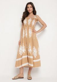 Born2be - Ciemnobeżowa Wiskozowa Sukienka o Rozkloszowanym Kroju w Ornamentny Wzór Adoxie. Okazja: na spacer, na co dzień. Kolor: beżowy. Materiał: wiskoza. Długość rękawa: na ramiączkach. Typ sukienki: rozkloszowane, proste. Styl: casual, klasyczny #1