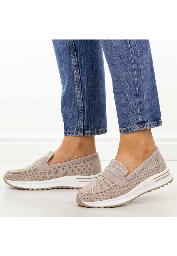 Beżowe skórzane mokasyny damskie Filippo Dp6750/26. Okazja: na co dzień. Nosek buta: okrągły. Kolor: beżowy. Materiał: skóra. Szerokość cholewki: normalna. Sezon: wiosna, lato, jesień. Styl: casual, klasyczny, elegancki