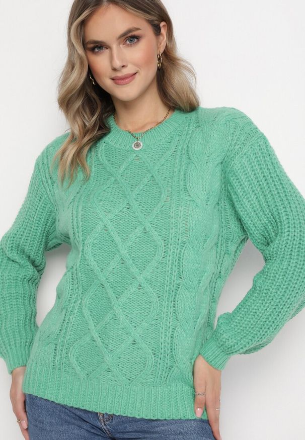 Born2be - Zielony Sweter z Ozdobnym Splotem Pogaria. Okazja: na co dzień. Kolor: zielony. Materiał: jeans. Wzór: ze splotem. Styl: elegancki, casual