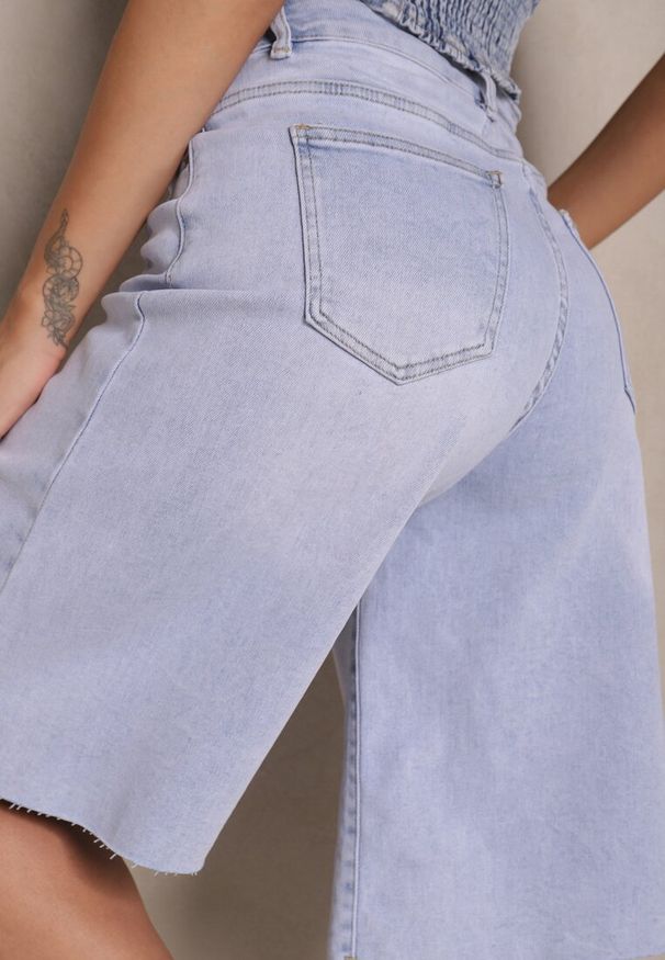 Renee - Jasnoniebieskie Bawełniane Szorty Jeansowe w Stylu Bermudów High Waist Tenizea. Okazja: na co dzień. Stan: podwyższony. Kolor: niebieski. Materiał: bawełna, jeans. Styl: elegancki, casual