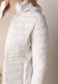 Born2be - Biała Pikowana Kurtka Przejściowa z Kapturem i Elastycznymi Panelami Feziala. Okazja: na co dzień. Typ kołnierza: kaptur. Kolor: biały. Materiał: jeans, nylon. Sezon: wiosna. Styl: casual, sportowy #2