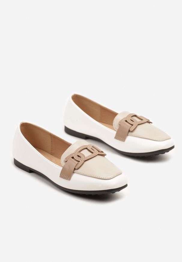 Born2be - Białe Mokasyny z Ozdobnym Paskiem Sovlia. Okazja: na co dzień. Zapięcie: pasek. Kolor: biały. Materiał: jeans, jedwab. Obcas: na obcasie. Styl: elegancki, casual. Wysokość obcasa: niski