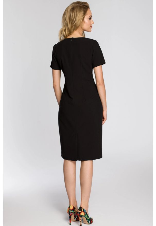 Sukienki.shop - Sukienka elegancka z marszczeniami taliowana czarna. Okazja: na spotkanie biznesowe, na imprezę. Kolor: czarny. Materiał: tkanina, elastan, materiał, poliester, wiskoza. Długość rękawa: krótki rękaw. Wzór: gładki, geometria. Typ sukienki: ołówkowe. Styl: elegancki. Długość: midi