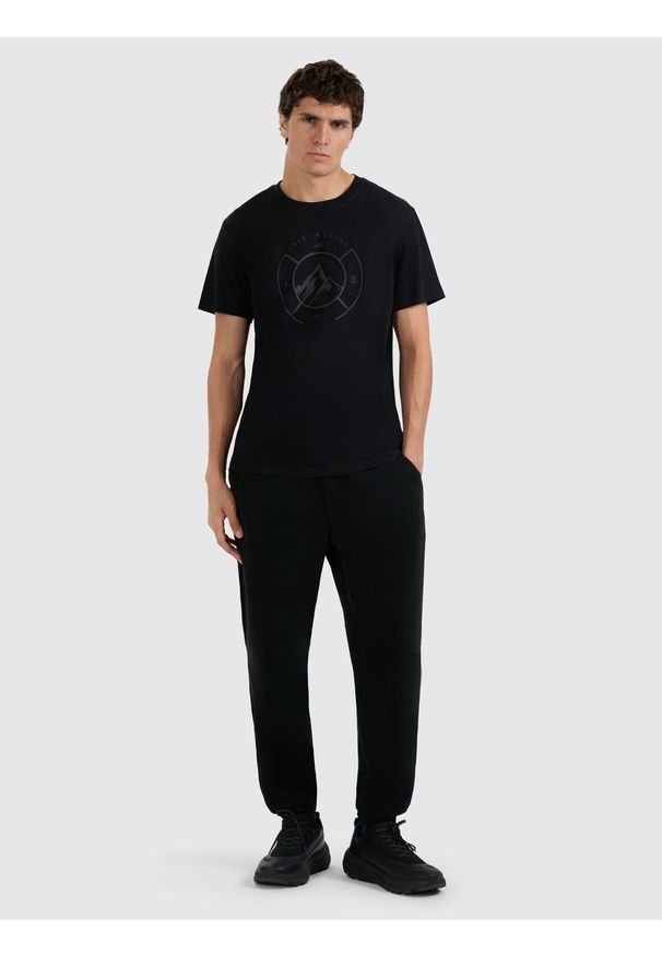 4f - 4F T-shirt regular z nadrukiem męski - czarny S. Okazja: na co dzień. Kolor: czarny. Materiał: bawełna, skóra, materiał. Wzór: nadruk. Styl: casual