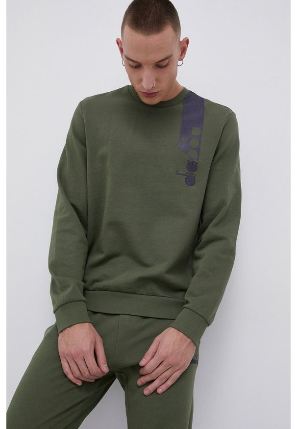Diadora Bluza męska kolor zielony z nadrukiem. Okazja: na co dzień. Kolor: zielony. Materiał: dzianina. Wzór: nadruk. Styl: casual