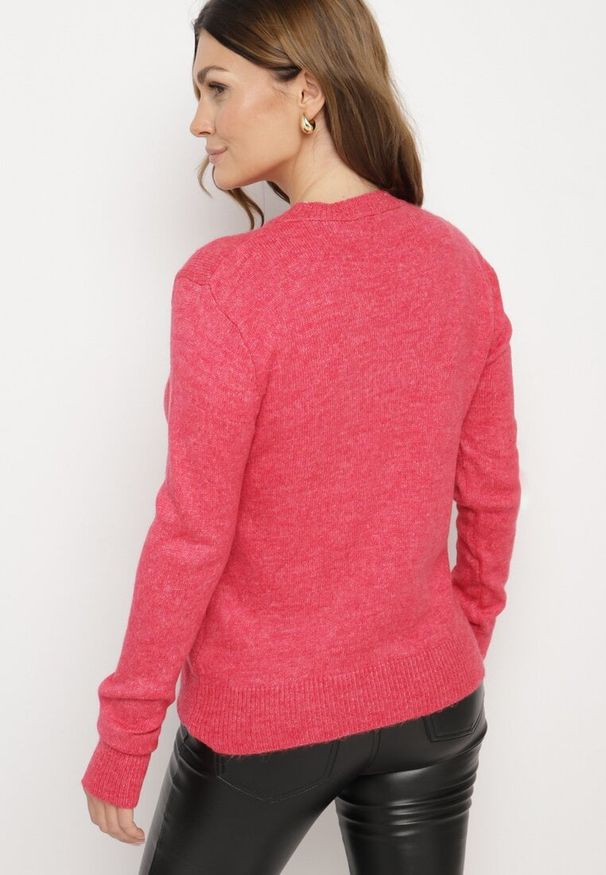 Born2be - Różowy Sweter o Klasycznym Kroju Vitilia. Okazja: na spotkanie biznesowe, do pracy, na co dzień. Kolor: różowy. Materiał: jeans. Długość rękawa: długi rękaw. Długość: długie. Wzór: aplikacja. Styl: klasyczny