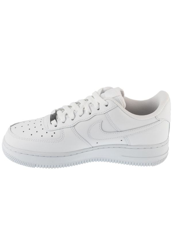 Nike - Buty sportowe Sneakersy męskie, Air Force 1 07. Kolor: biały. Model: Nike Air Force. Sport: turystyka piesza