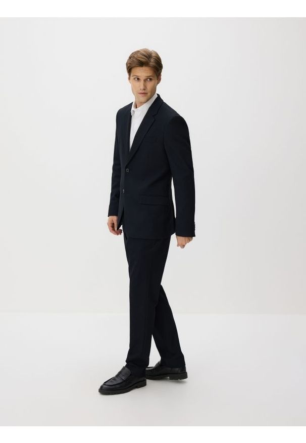 Reserved - Spodnie garniturowe z wiskozą - granatowy. Kolor: niebieski. Materiał: wiskoza