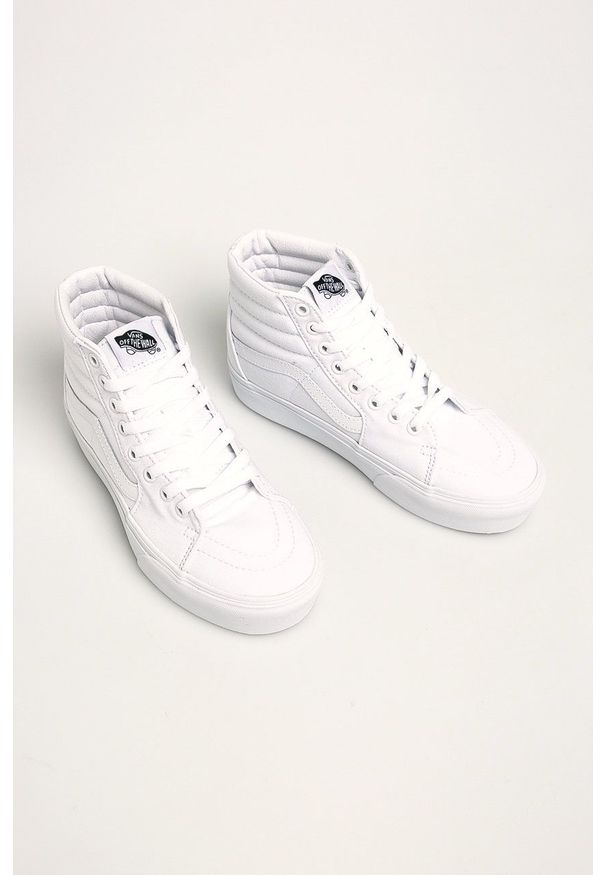 Vans - Trampki. Nosek buta: okrągły. Zapięcie: sznurówki. Kolor: biały. Materiał: guma. Obcas: na platformie