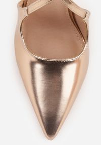 Born2be - Szampańskie Eleganckie Szpilki VICES ze Skrzyżowanymi Paseczkami Nemaia. Okazja: na spotkanie biznesowe, na wesele, na ślub cywilny. Zapięcie: pasek. Kolor: złoty. Materiał: satyna. Obcas: na szpilce. Styl: elegancki #7