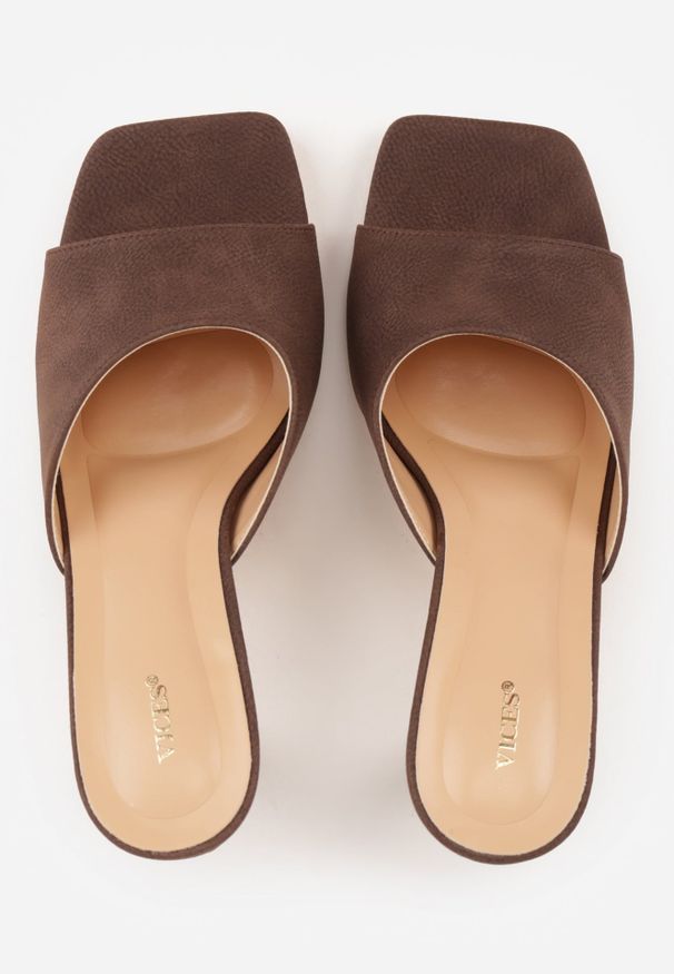 Renee - Brązowe Klapki Vices na Obcasie Typu Szpilka z Kwadratowym Noskiem Mevodina. Kolor: brązowy. Obcas: na obcasie. Wysokość obcasa: średni