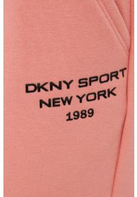 DKNY - Dkny spodnie dresowe DP1P2831 damskie kolor różowy z nadrukiem. Kolor: różowy. Materiał: dresówka. Wzór: nadruk #4