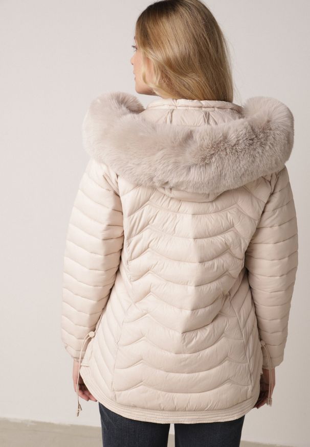 Born2be - Jasnobeżowa Pikowana Kurtka Przejściowa z Kapturem i Ściągaczami po Bokach Fezika. Okazja: na spacer, na co dzień. Typ kołnierza: kaptur. Kolor: beżowy. Materiał: futro, poliester, jeans. Styl: casual