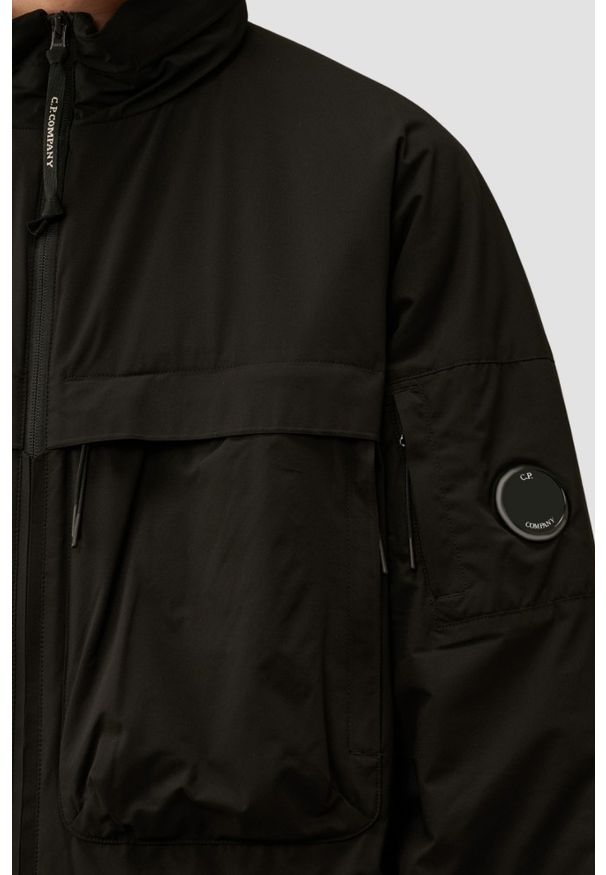 C.P. Company - C.P. COMPANY Czarna męska bomberka Short Jacket. Okazja: na co dzień. Kolor: czarny. Długość rękawa: długi rękaw. Długość: krótkie. Styl: elegancki, casual