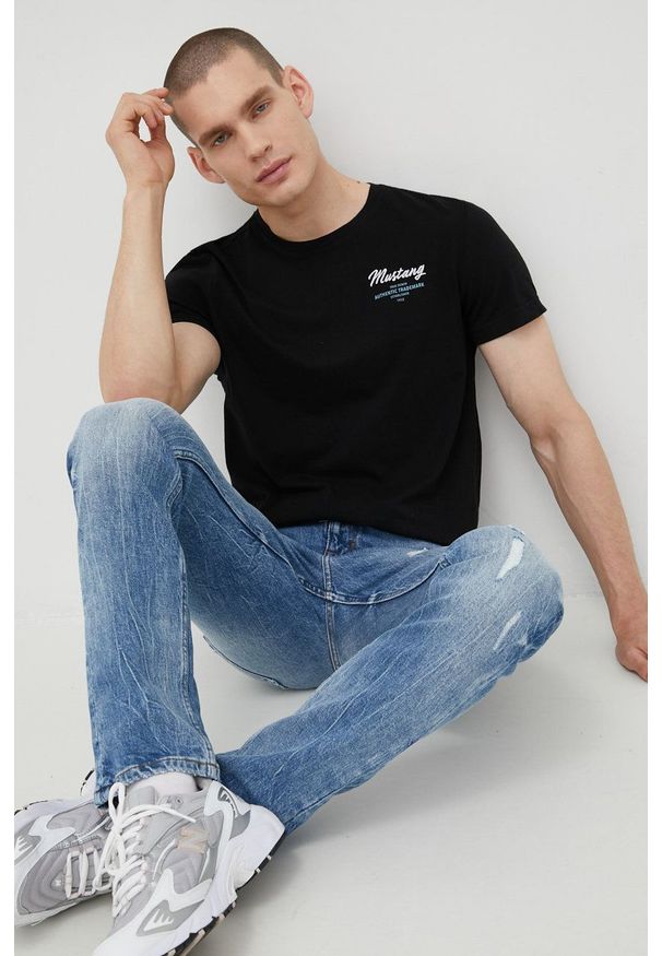 Mustang t-shirt bawełniany kolor czarny z aplikacją. Kolor: czarny. Materiał: bawełna. Wzór: aplikacja