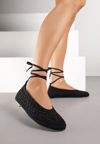Renee - Czarne Balerinki Vices z Szydełkową Cholewką i Wiązaniem Wokół Kostki Ernelia. Okazja: na co dzień. Kolor: czarny. Materiał: jeans. Szerokość cholewki: normalna. Styl: elegancki, casual