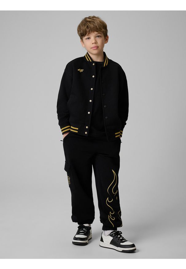 4f - 4F Spodnie dresowe joggery dziecięce 4F x Bartosz Zmarzlik - czarne 134/140 (8-10 lat). Okazja: na co dzień. Kolor: czarny. Materiał: dresówka. Wzór: nadruk. Sezon: lato. Styl: młodzieżowy, casual, klasyczny, sportowy