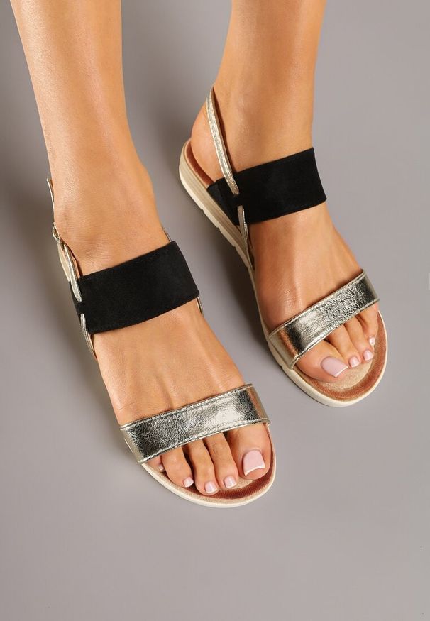 Renee - Czarne Sandały z Błyszczącymi Wstawkami Amolassa. Okazja: na co dzień. Zapięcie: sprzączka. Kolor: czarny. Materiał: jeans. Sezon: lato. Obcas: na obcasie. Styl: casual. Wysokość obcasa: niski