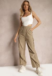 Renee - Ciemnobeżowe Szerokie Spodnie High Waist w Stylu Bojówek Wykończone Gumką w Talii Ellcara. Okazja: na co dzień. Stan: podwyższony. Kolor: beżowy. Materiał: satyna. Wzór: moro. Styl: elegancki, sportowy, militarny, wizytowy, casual