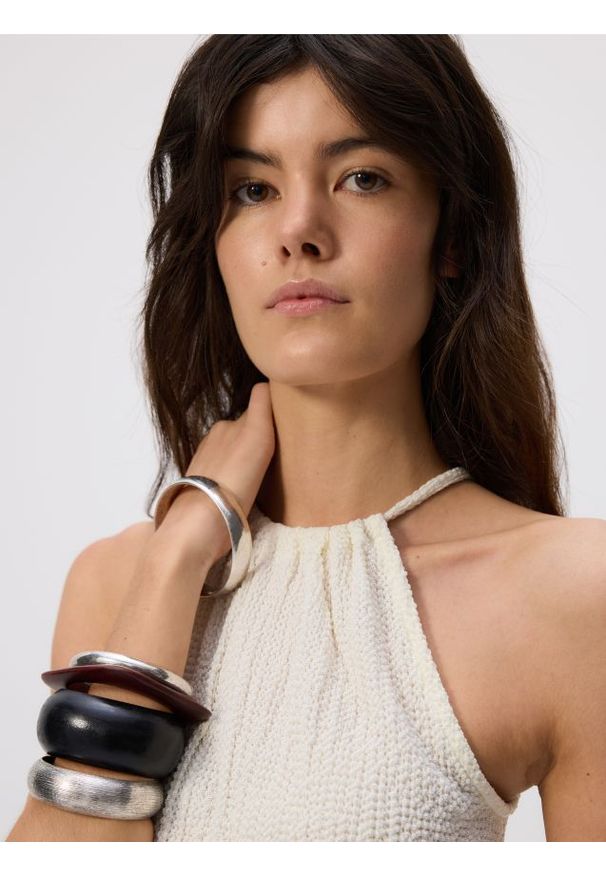 Reserved - Kreszowany top z dekoltem halter - złamana biel. Typ kołnierza: dekolt halter. Materiał: dzianina