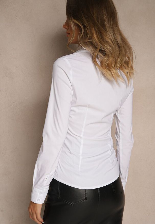 Renee - Biała Koszula z Bawełną Ozdobiona Marszczeniem Enixe. Okazja: do pracy, na spotkanie biznesowe. Kolor: biały. Materiał: bawełna. Wzór: aplikacja. Styl: elegancki, biznesowy, klasyczny