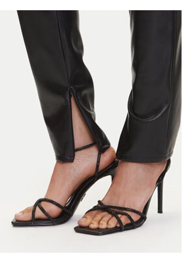 Guess Spodnie z imitacji skóry W4BB18 WGIK0 Brązowy Slim Fit. Kolor: brązowy. Materiał: skóra