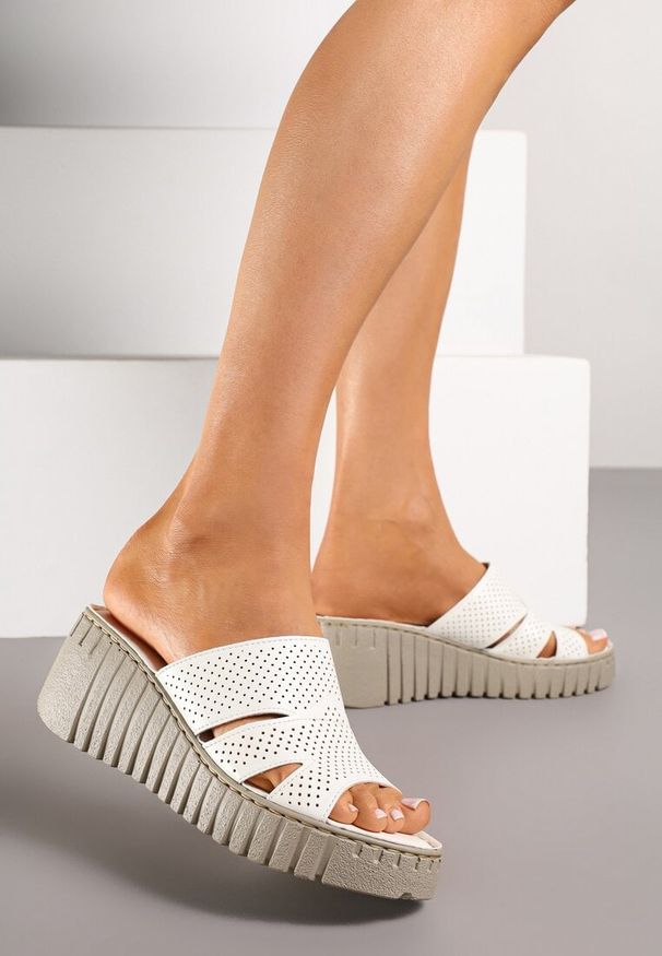 Born2be - Białe Klapki Vices na Koturnie z Perforacją Sarvelina. Okazja: na co dzień. Kolor: biały. Materiał: materiał. Obcas: na koturnie. Styl: elegancki, casual