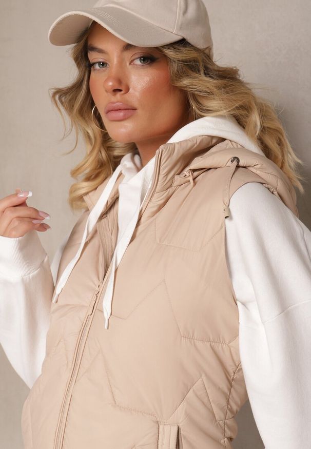 Renee - Ciemnobeżowa Pikowana Kamizelka z Odpinanym Kapturem Falidi. Okazja: na co dzień, na spacer. Typ kołnierza: kaptur. Kolor: beżowy. Materiał: jeans. Styl: elegancki, casual