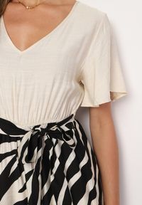 Born2be - Czarno-Biały Taliowany Kombinezon z Szerokimi Nogawkami i Paskiem w Talii Nellma. Okazja: na co dzień. Kolor: czarny. Materiał: wiskoza. Długość rękawa: krótki rękaw. Długość: krótkie. Styl: casual, elegancki #4