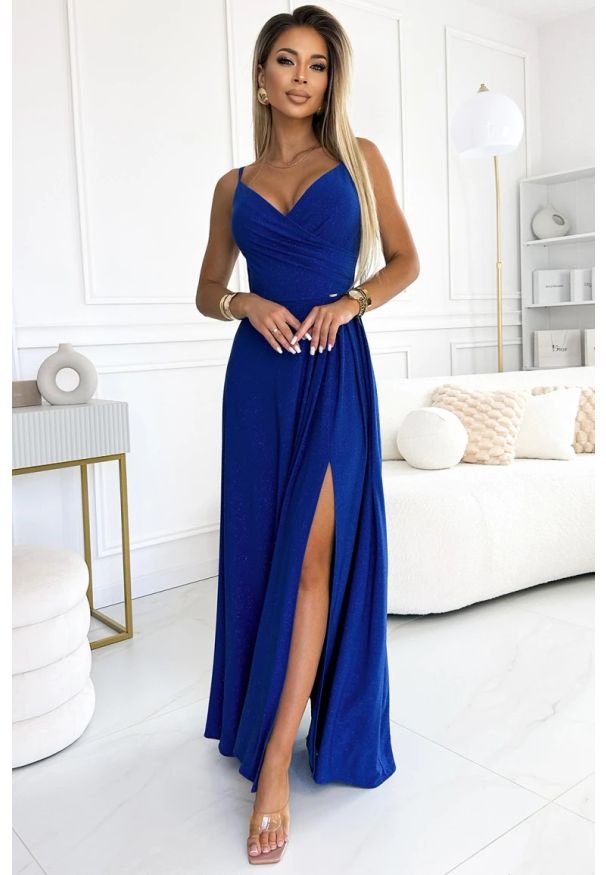 Numoco - Długa sukienka na wesele błyszcząca na ramiączkach chaber. Okazja: na ślub cywilny, na wesele. Materiał: tkanina, elastan, materiał. Długość rękawa: na ramiączkach. Wzór: aplikacja. Typ sukienki: rozkloszowane. Styl: elegancki, wizytowy. Długość: maxi