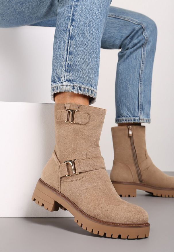 Born2be - Ciemnobeżowe Płaskie Botki Ozdobione Klamrami Amsina. Zapięcie: klamry. Kolor: beżowy. Materiał: jeans. Wzór: aplikacja. Obcas: na obcasie. Styl: elegancki, klasyczny. Wysokość obcasa: niski
