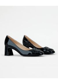 TOD'S - Czarne buty na obcasie. Nosek buta: okrągły. Kolor: czarny. Materiał: lakier, guma. Wzór: aplikacja, geometria. Obcas: na obcasie. Styl: klasyczny, elegancki. Wysokość obcasa: średni #2