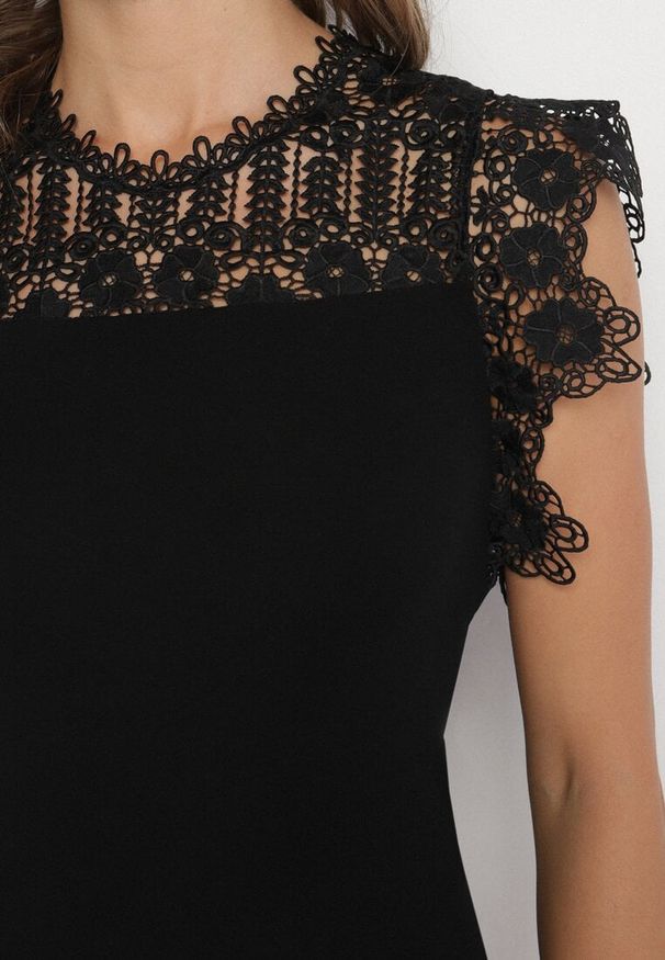 Born2be - Czarna Bawełniana Bluzka z Koronkową Górą Desalwen. Okazja: na co dzień. Kolor: czarny. Materiał: bawełna, koronka. Wzór: aplikacja, koronka. Styl: klasyczny, casual