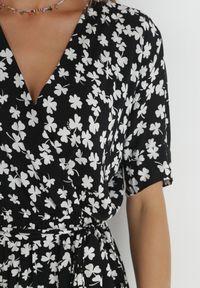 Born2be - Czarna Sukienka Achanie. Typ kołnierza: dekolt w serek. Kolor: czarny. Materiał: wiskoza, materiał. Długość rękawa: krótki rękaw. Typ sukienki: asymetryczne, kopertowe. Długość: maxi #4