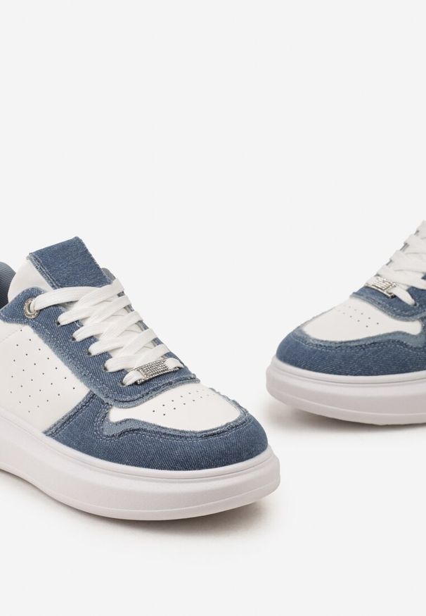 Born2be - Biało-Niebieskie Sneakersy na Grubej Podeszwie z Metaliczną Wstawką i Cyrkoniami Letta. Nosek buta: okrągły. Zapięcie: sznurówki. Kolor: biały. Materiał: materiał. Obcas: na obcasie. Wysokość obcasa: niski